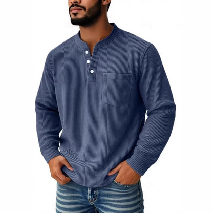 Seitliche Ansicht des Herren-Henleys mit langem Ärmel und gerippten Abschlüssen