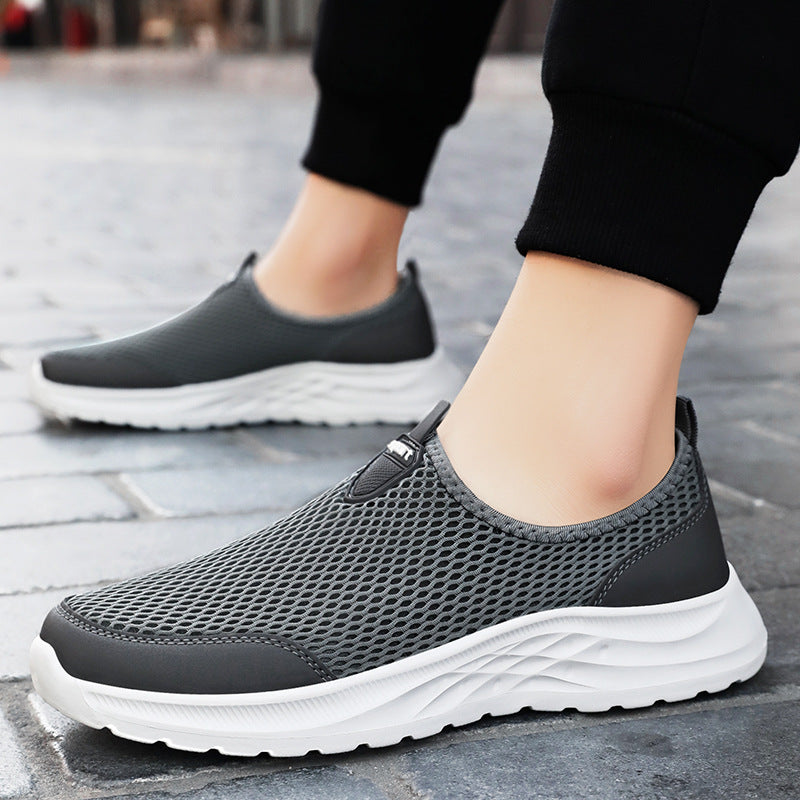 Seitenansicht des Herren-Sneakers mit markanter Wellensohle