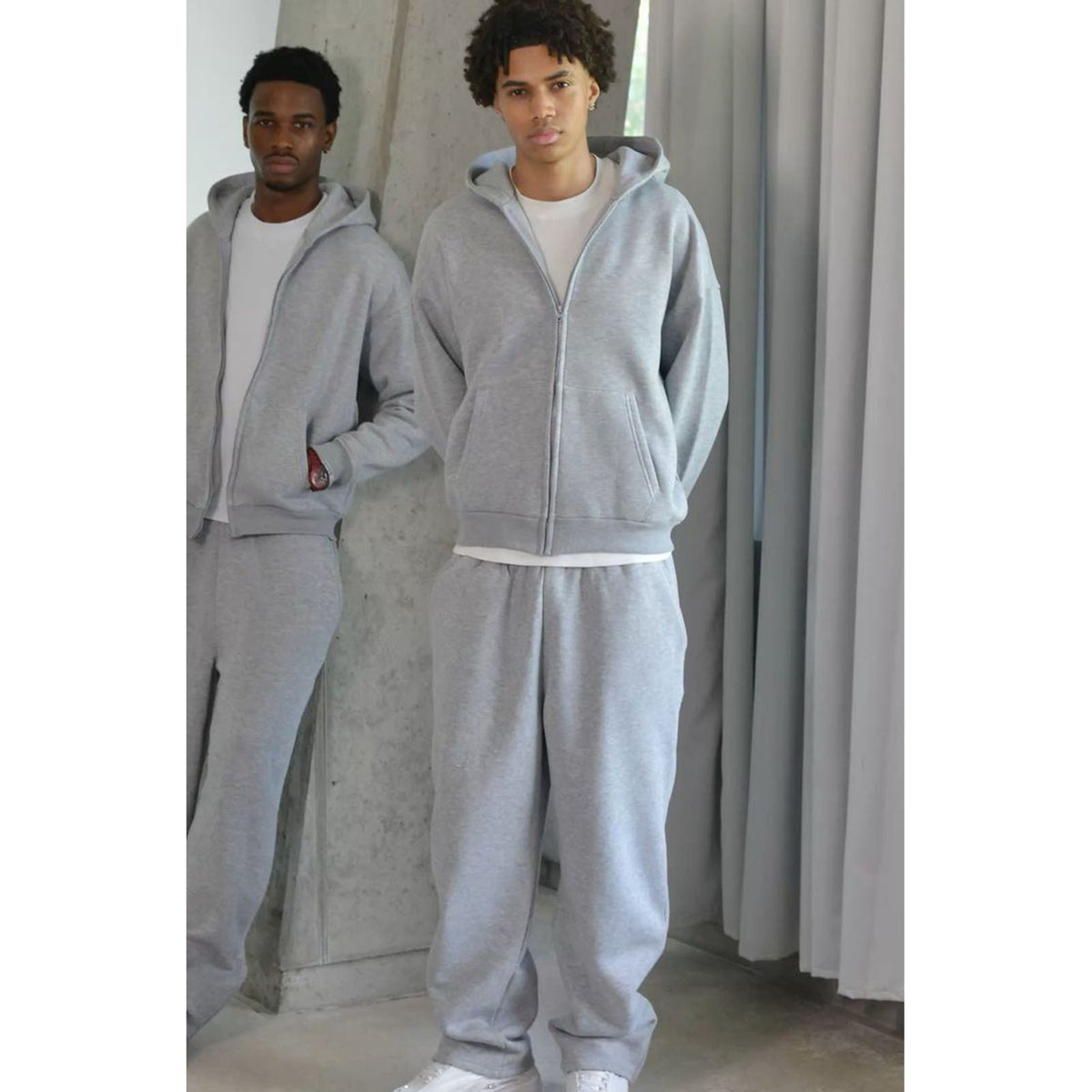 Seitliche Ansicht des kompletten Oversize-Jogginganzugs für Herren