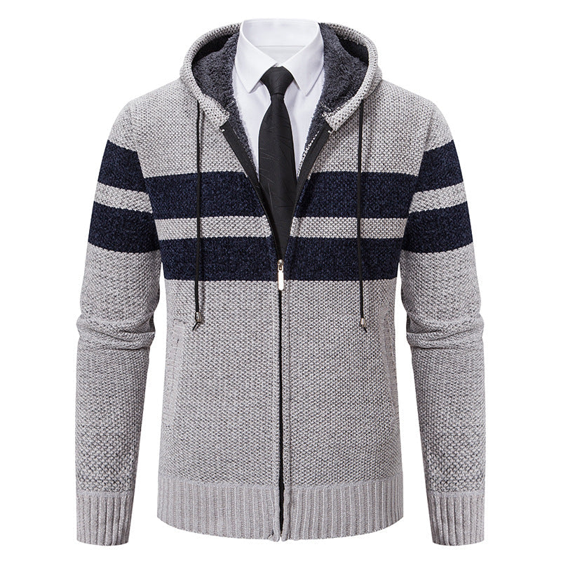 Herren-Strickjacke mit Teddyfutter, Kapuze und Kontraststreifen in der Vorderansicht