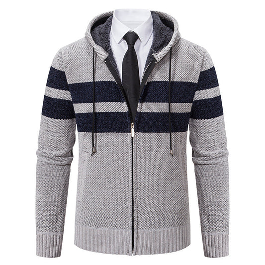 Herren-Strickjacke mit Teddyfutter, Kapuze und Kontraststreifen in der Vorderansicht