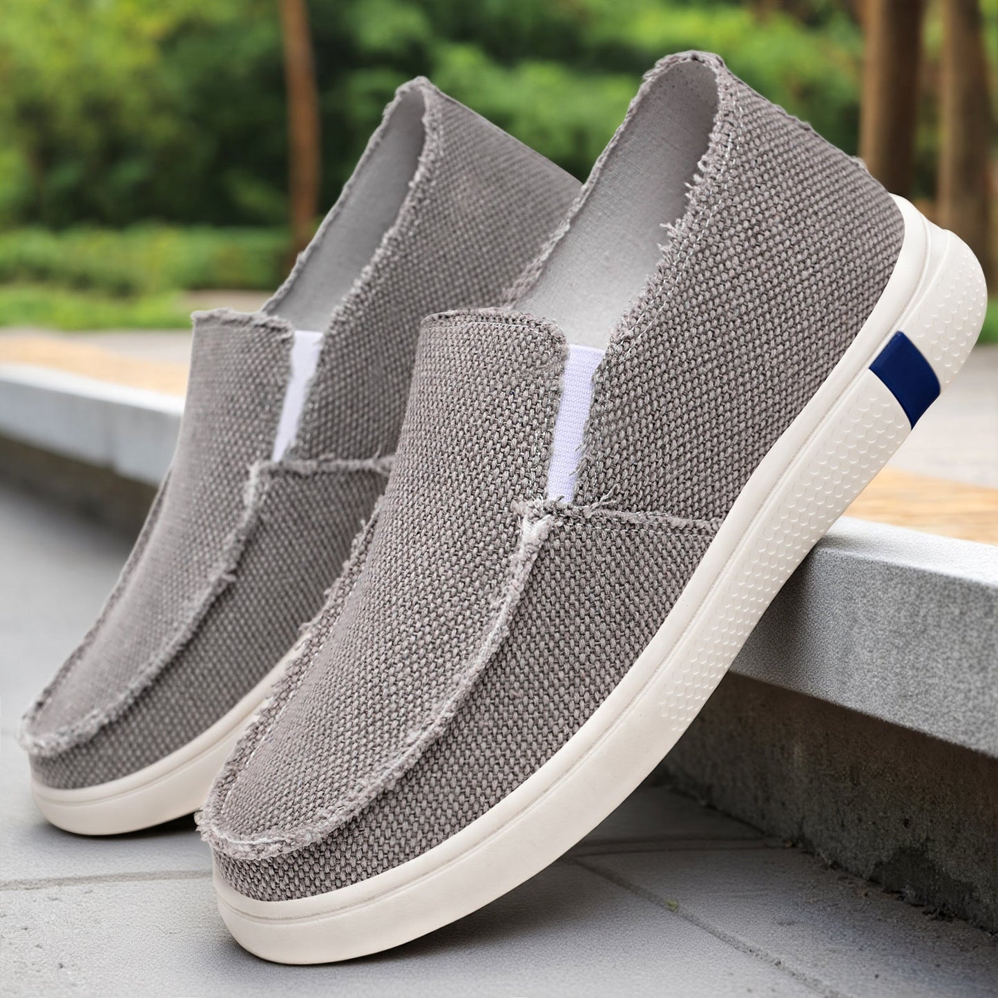 Detailansicht der ausgefransten Kante am Canvas-Slip-On