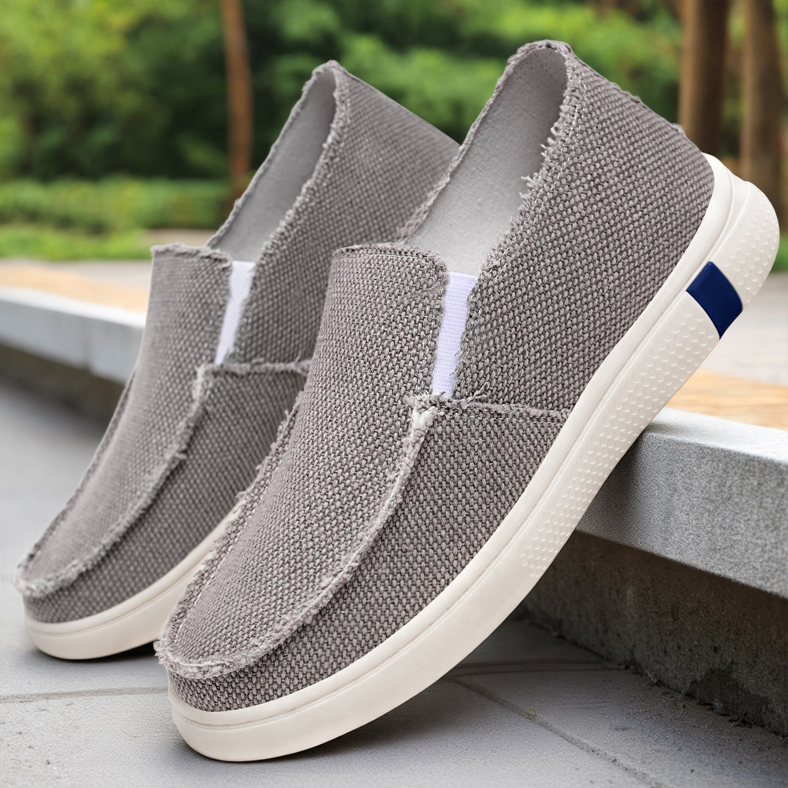 Detailansicht der ausgefransten Kante am Canvas-Slip-On