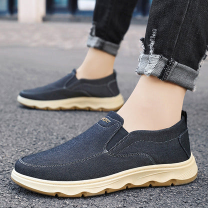 Herren-Canvas-Slip-On-Sneaker in schräger Vorderansicht