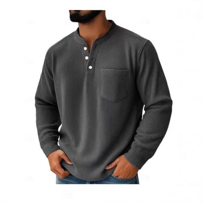 Detailaufnahme des Stehkragens und der Knopfleiste am Henley-Shirt