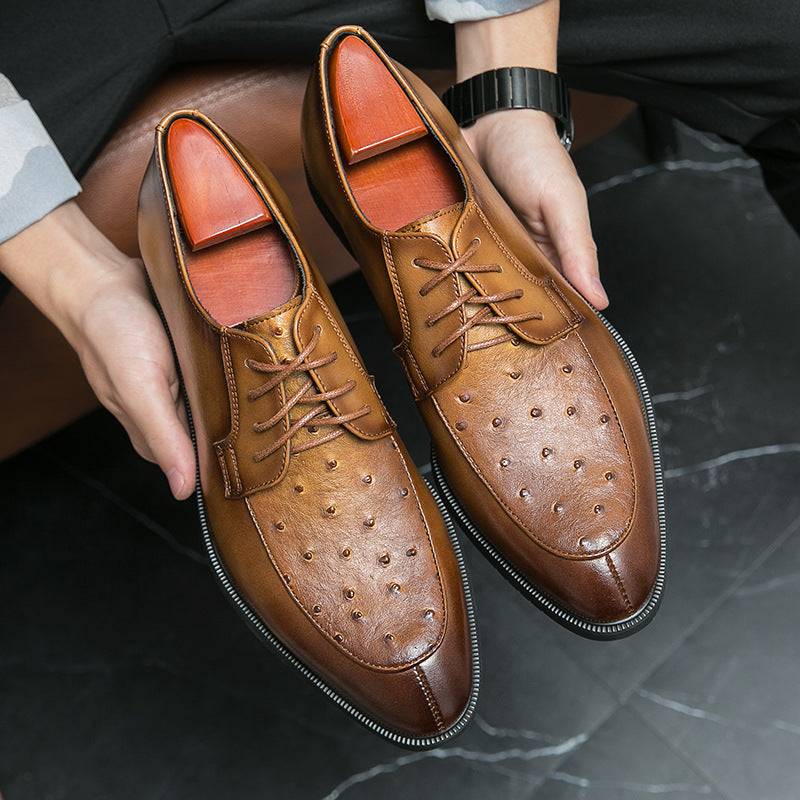 Ansicht von oben auf Herren Lederschuhe mit strukturierter Zehenkappe