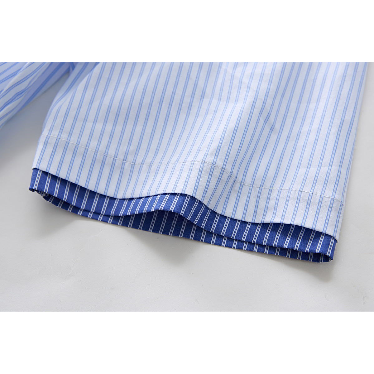 Blau gestreiftes Button-up-Hemd für Herren mit entspanntem Schnitt
