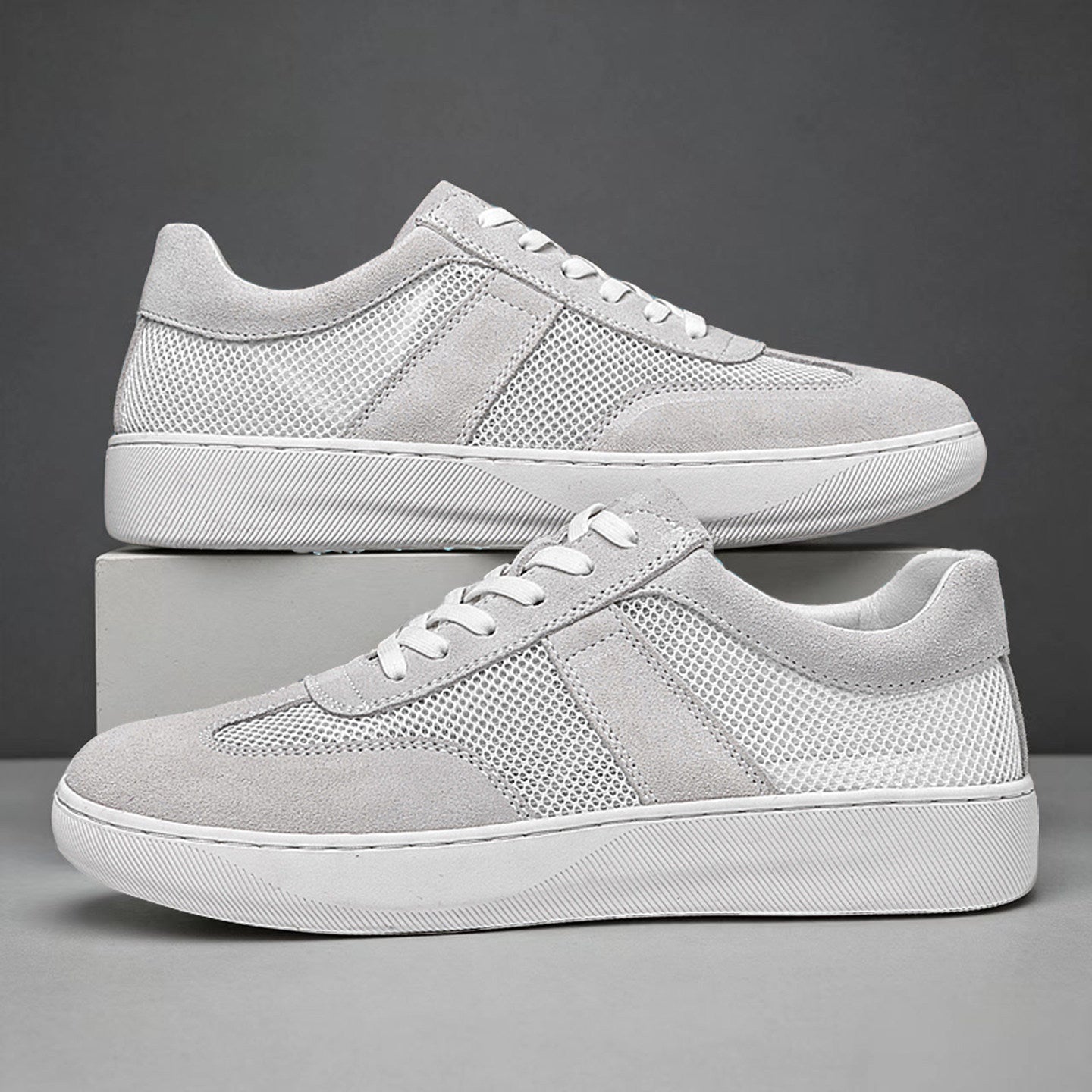 Unisex Sneaker in Kobaltblau, Detailaufnahme von Mesh, Schnürsenkeln und Nähten