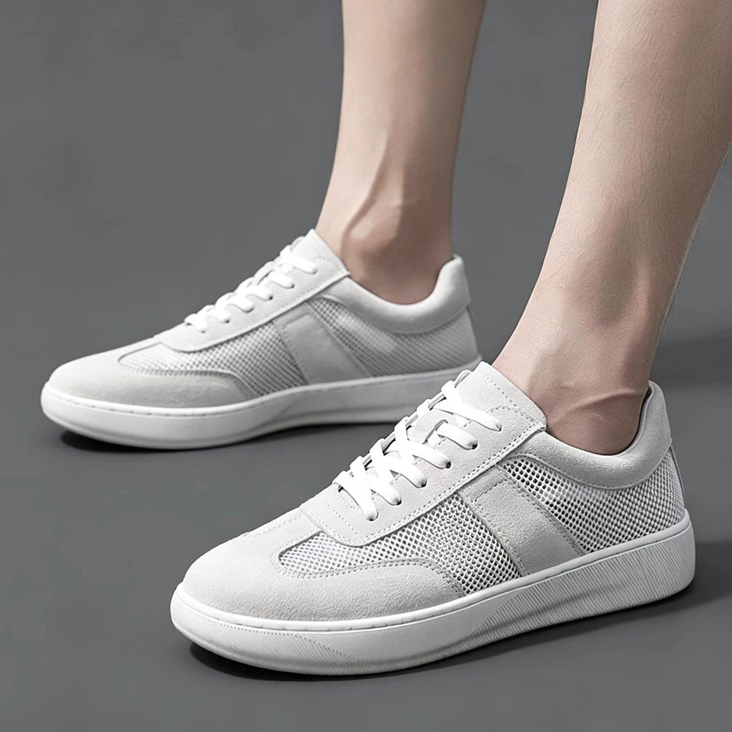 Retro-Sneaker in Kobaltblau mit heller Laufsohle, Ansicht von hinten
