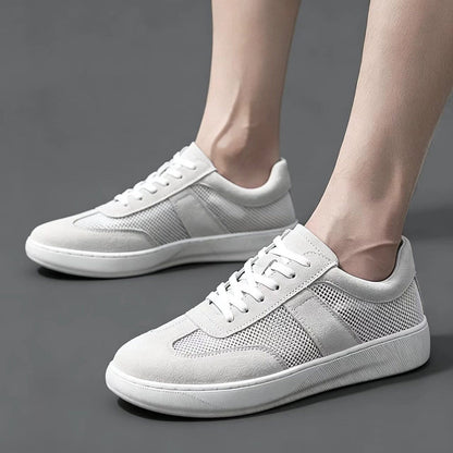 Retro-Sneaker in Kobaltblau mit heller Laufsohle, Ansicht von hinten