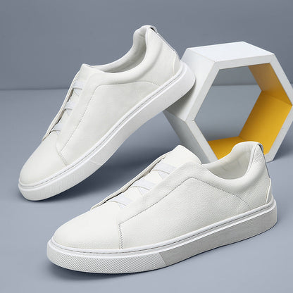 Seitliche Ansicht der Ledersneaker mit dezentem Design