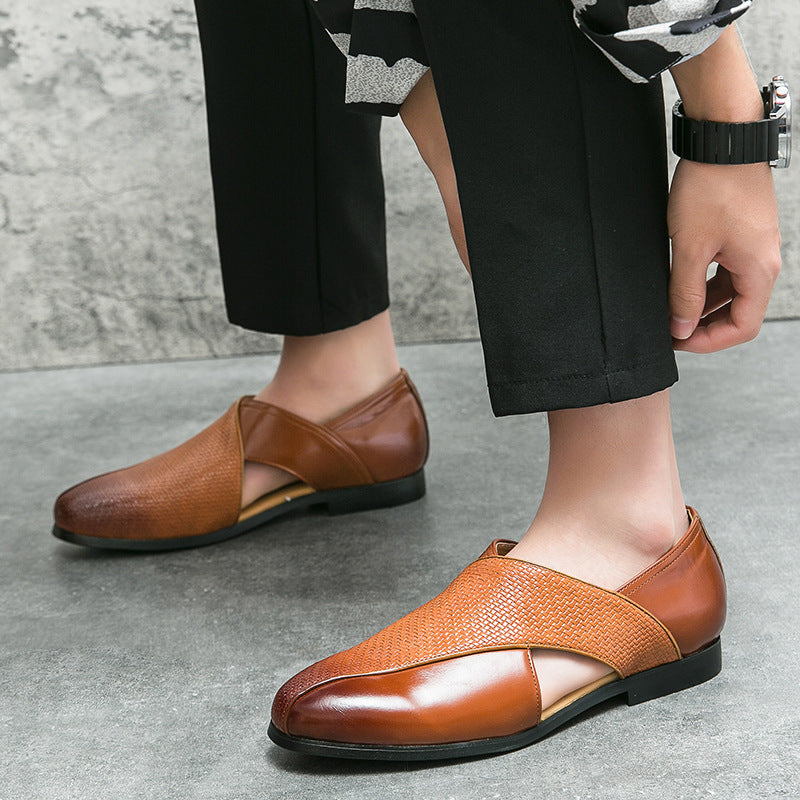 Leder-Loafer an einem Fuss mit gewebten Riemen im Detail