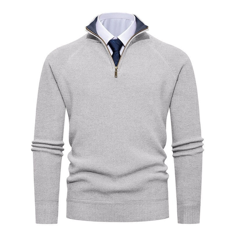 Herren-Strickpullover in einer seitlichen Produktansicht