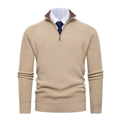 Innenansicht des kontrastierten Stehkragens am Strickpullover
