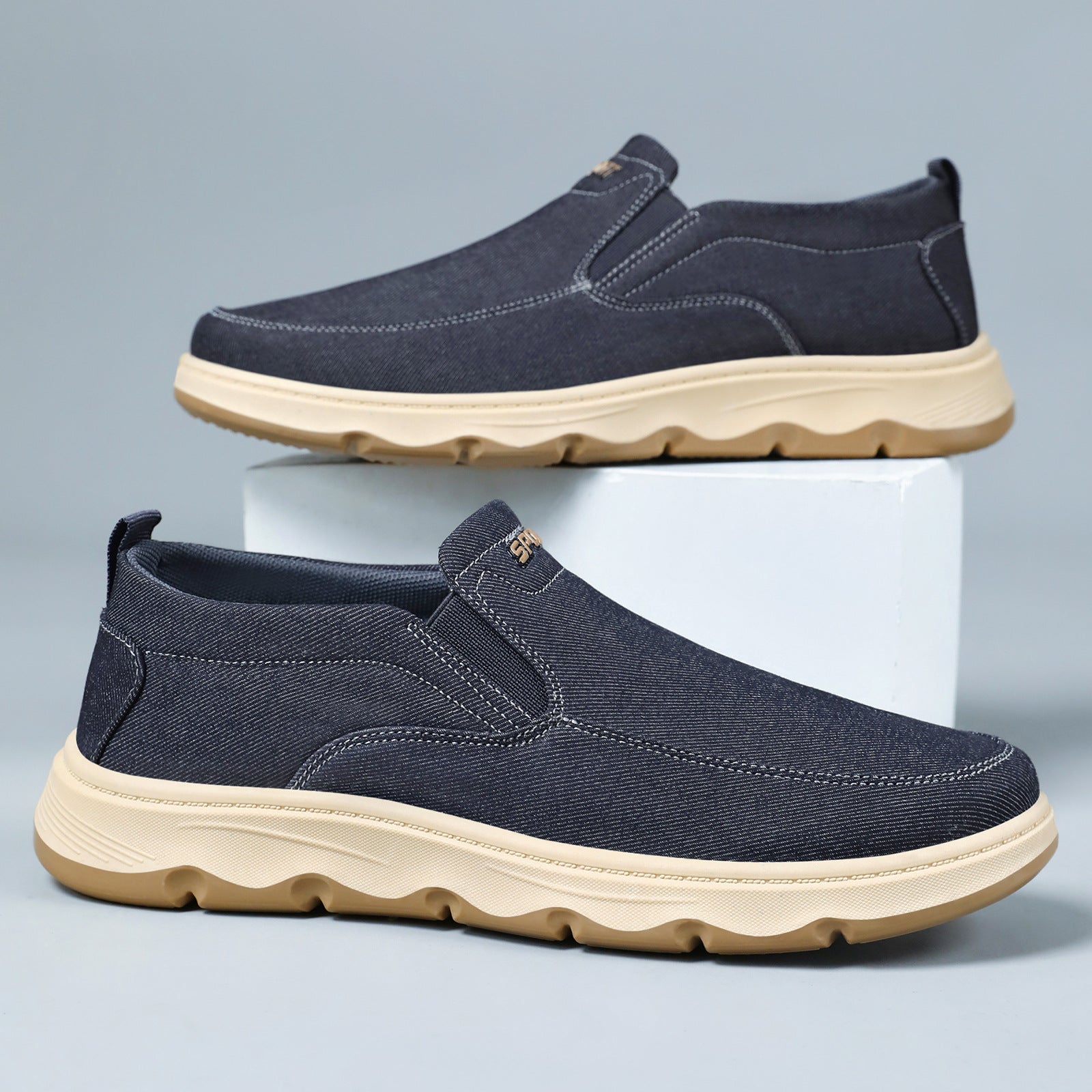 Herren-Canvas-Slip-On-Sneaker mit elastischem Einstieg in Seitenansicht