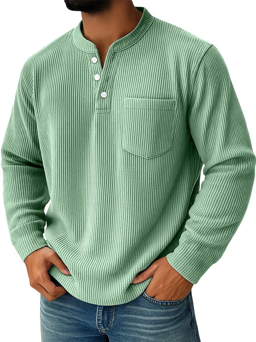 Nahaufnahme der Brusttasche am Herren-Henley-Shirt