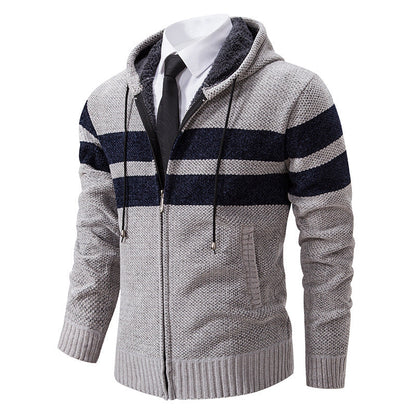 Rückansicht der Herren-Strickjacke mit Kapuze und Kontraststreifen