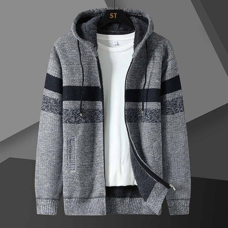 Seitliche Ansicht der Herren-Strickjacke mit Kapuze und Reißverschluss