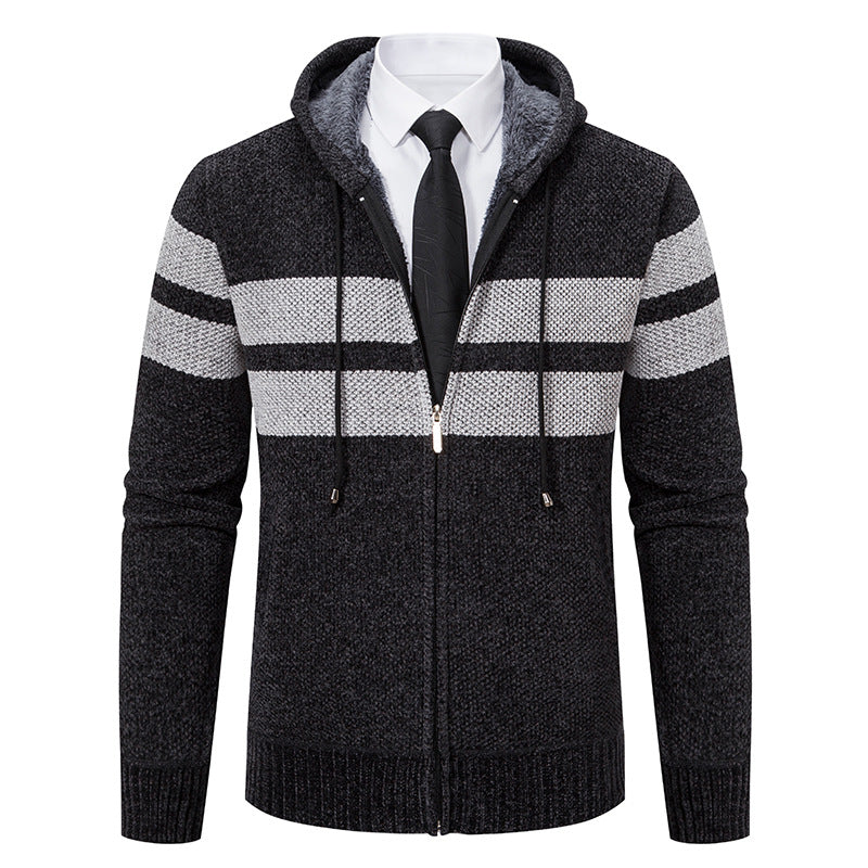 Seitliche Ansicht der gestrickten Herrenjacke mit Teddyfutter