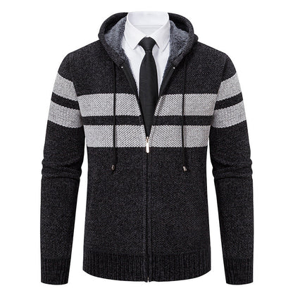 Seitliche Ansicht der gestrickten Herrenjacke mit Teddyfutter
