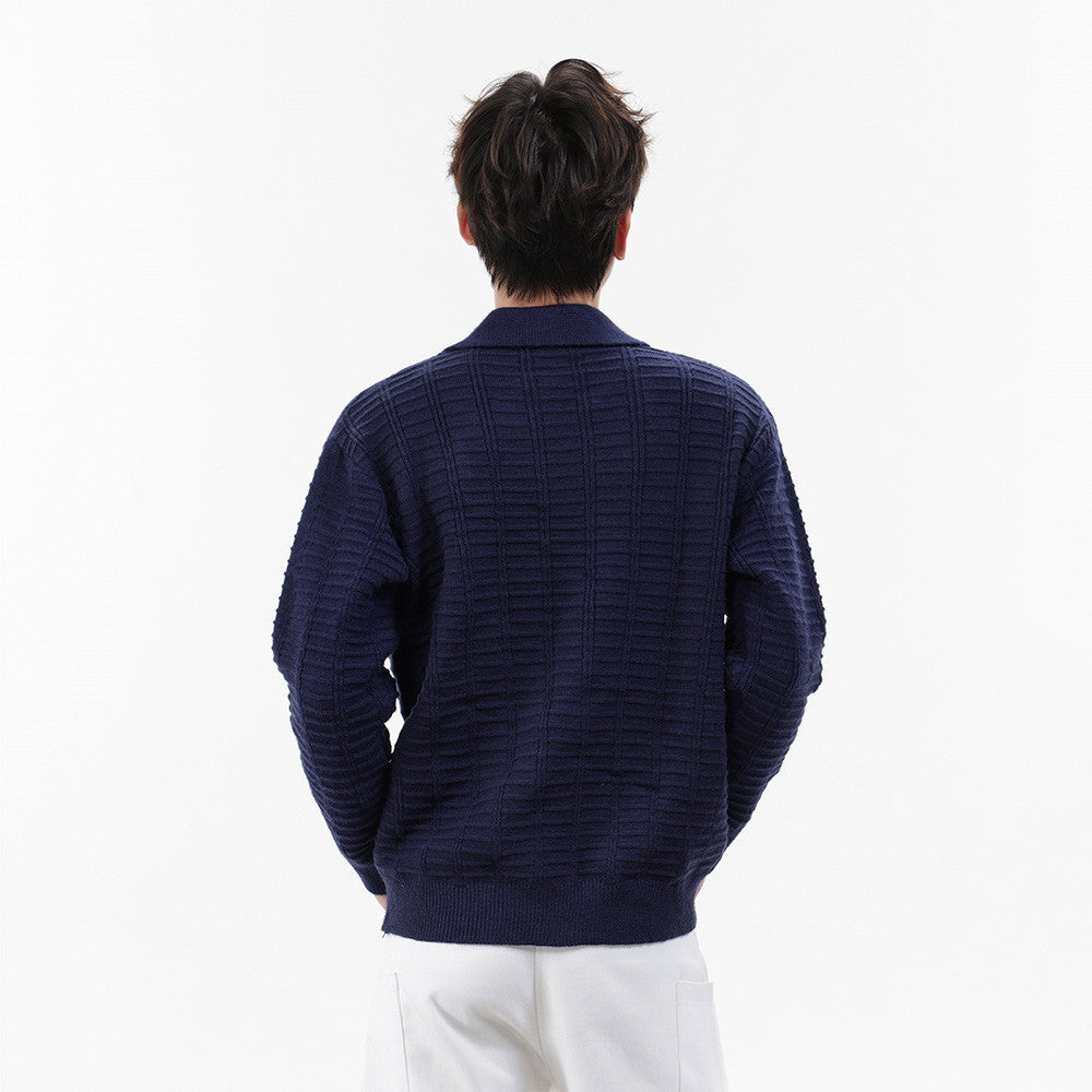 Rückansicht des Herren-Strickpullovers mit strukturiertem Muster