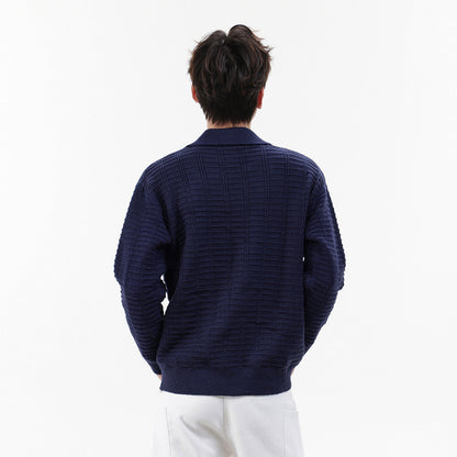 Rückansicht des Herren-Strickpullovers mit strukturiertem Muster