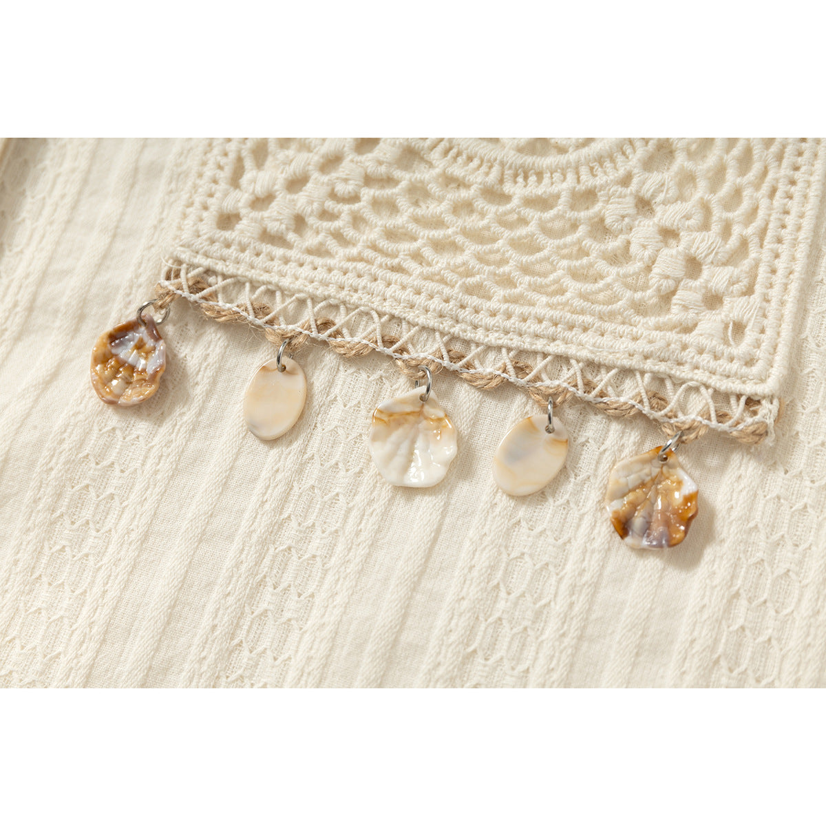 Cremefarbenes Damenhemd mit Stickerei und Muscheldetails in voller Ansicht