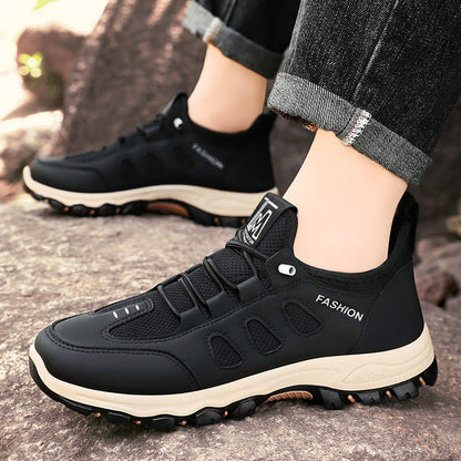 Seitenansicht eines leichten Herren-Trail-Sneakers mit sportlichem Design