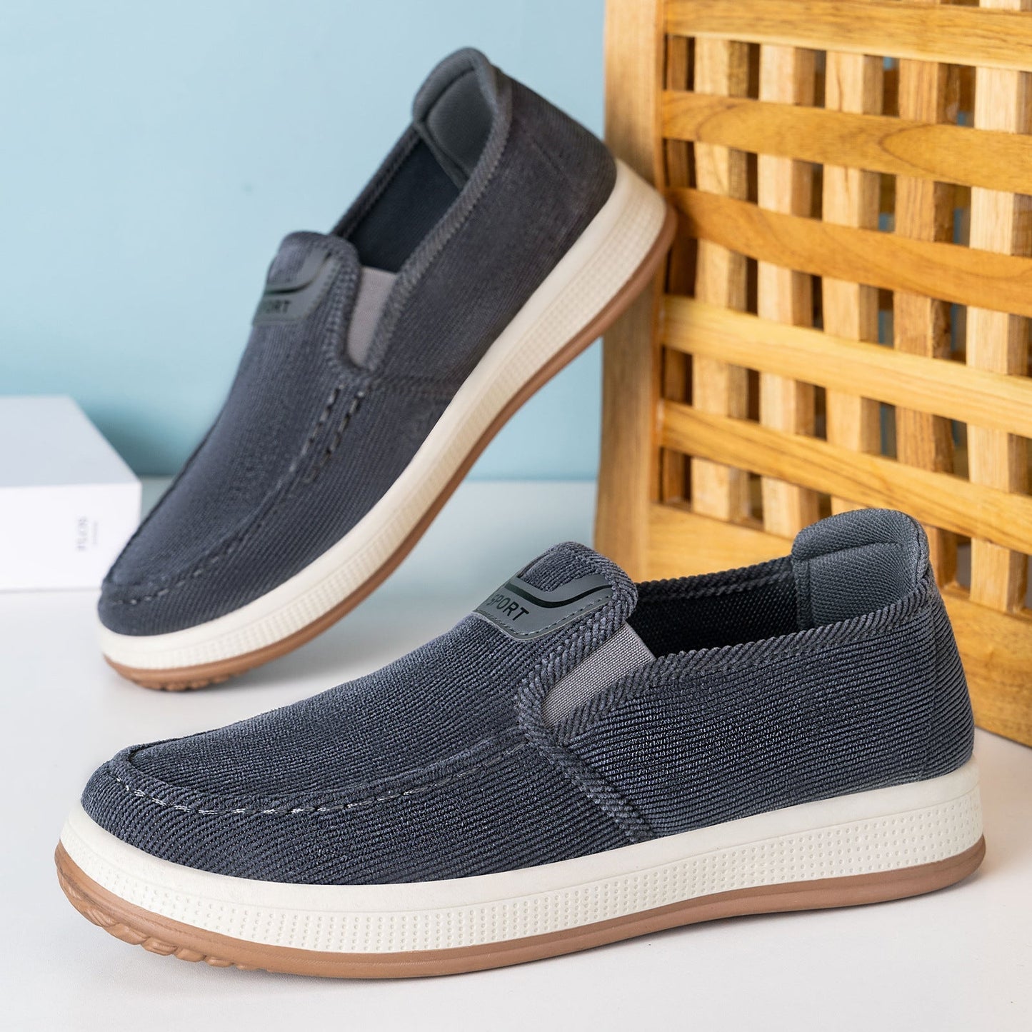 Herren-Cord-Sneaker mit elastischem Einstieg in Seitenansicht
