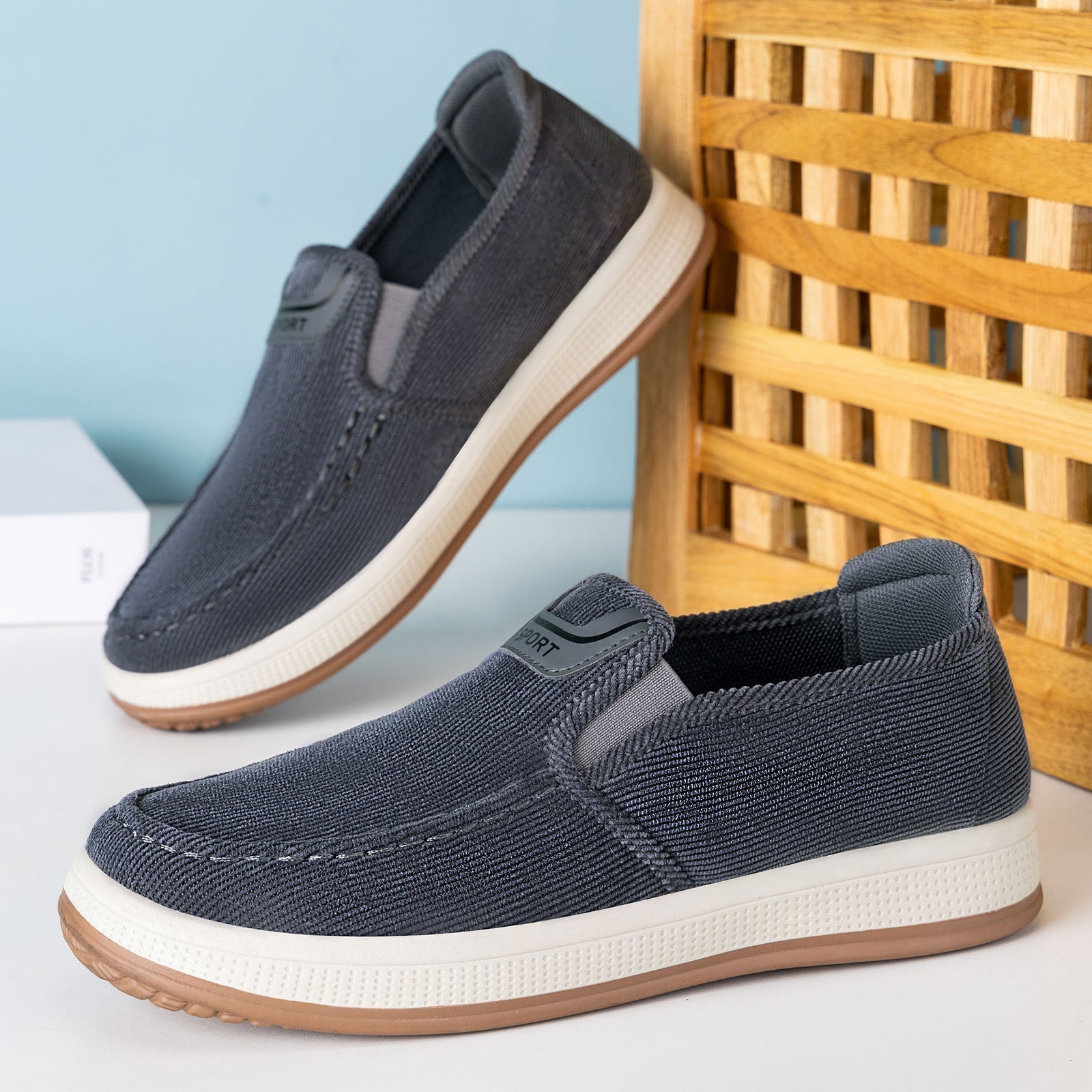 Herren-Cord-Sneaker mit elastischem Einstieg in Seitenansicht