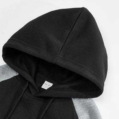 Detailansicht der strukturierten Einsätze am Herren-Kapuzenpullover