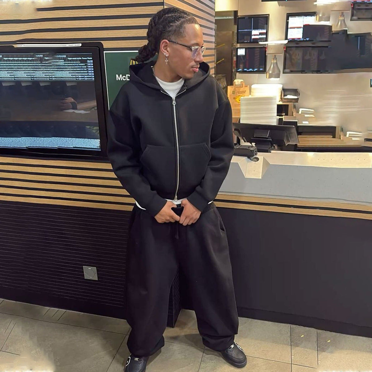 Detailansicht des Reissverschlusses am Oversize-Hoodie