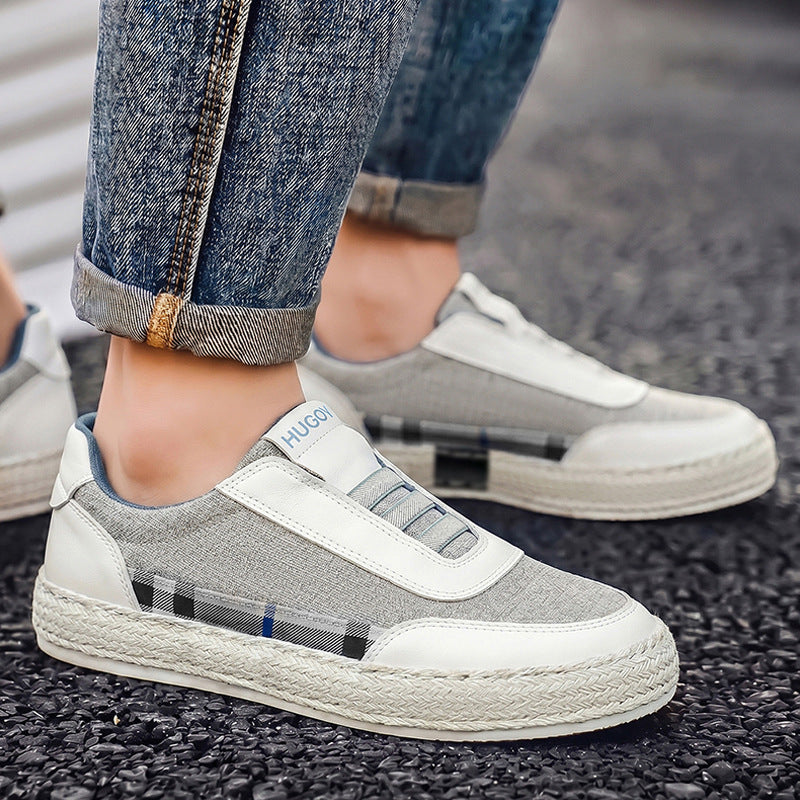 Ansicht von oben auf den Leinen-Sneaker mit Schnürsenkeln