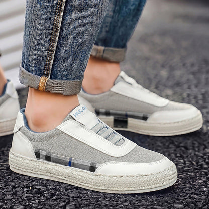 Ansicht von oben auf den Leinen-Sneaker mit Schnürsenkeln