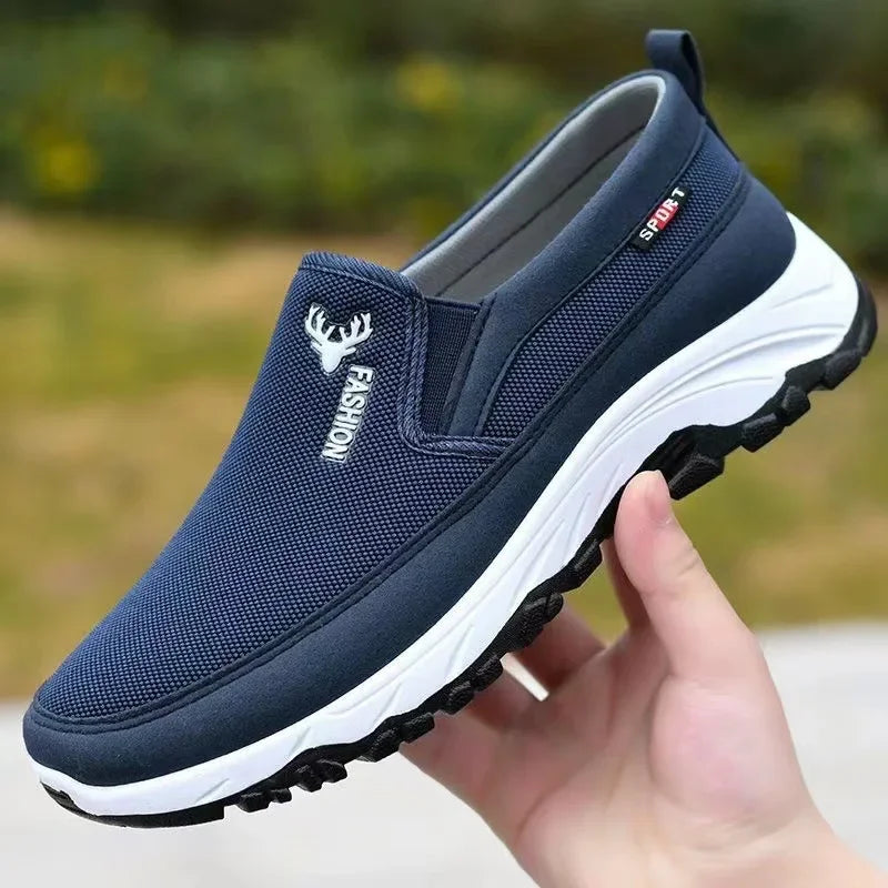 Herren Slip-On-Schuhe mit weicher Dämpfung in schräger Vorderansicht