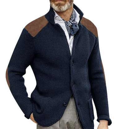 Seitliche Ansicht der bequem geschnittenen Herren-Strickjacke