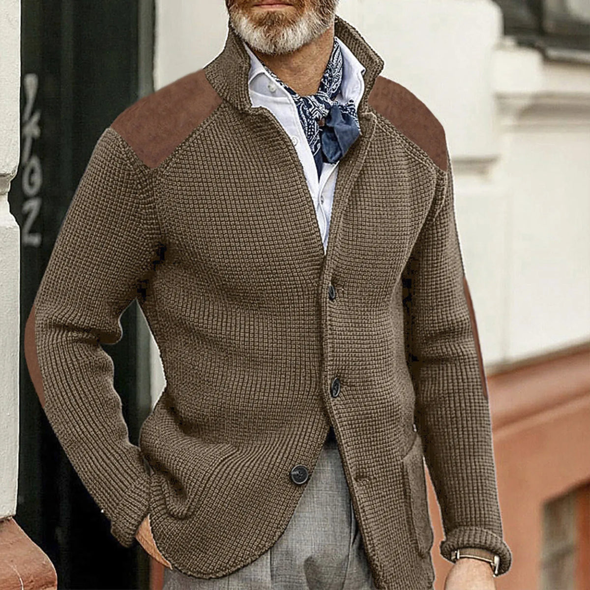 Nahaufnahme des hochwertigen Strickmaterials der Herrenjacke