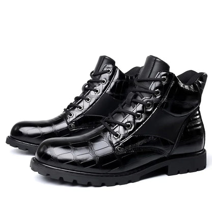 Eleganter Herrenstiefel mit Krokoprägung von schräg vorn