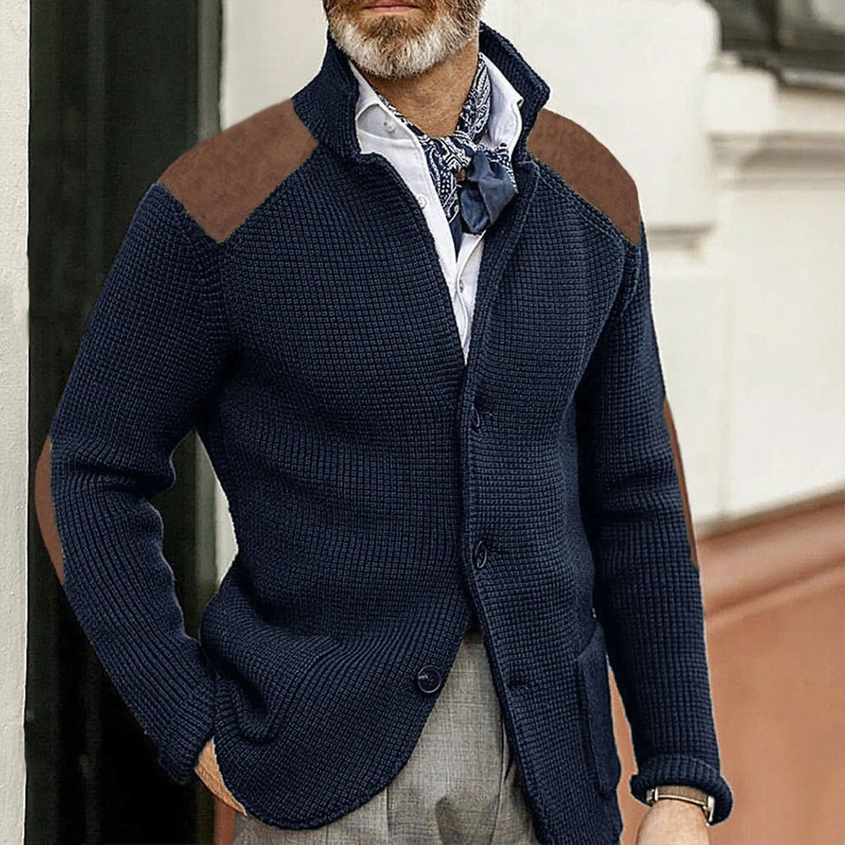Detailansicht der Vorderseite der Herren-Strickjacke
