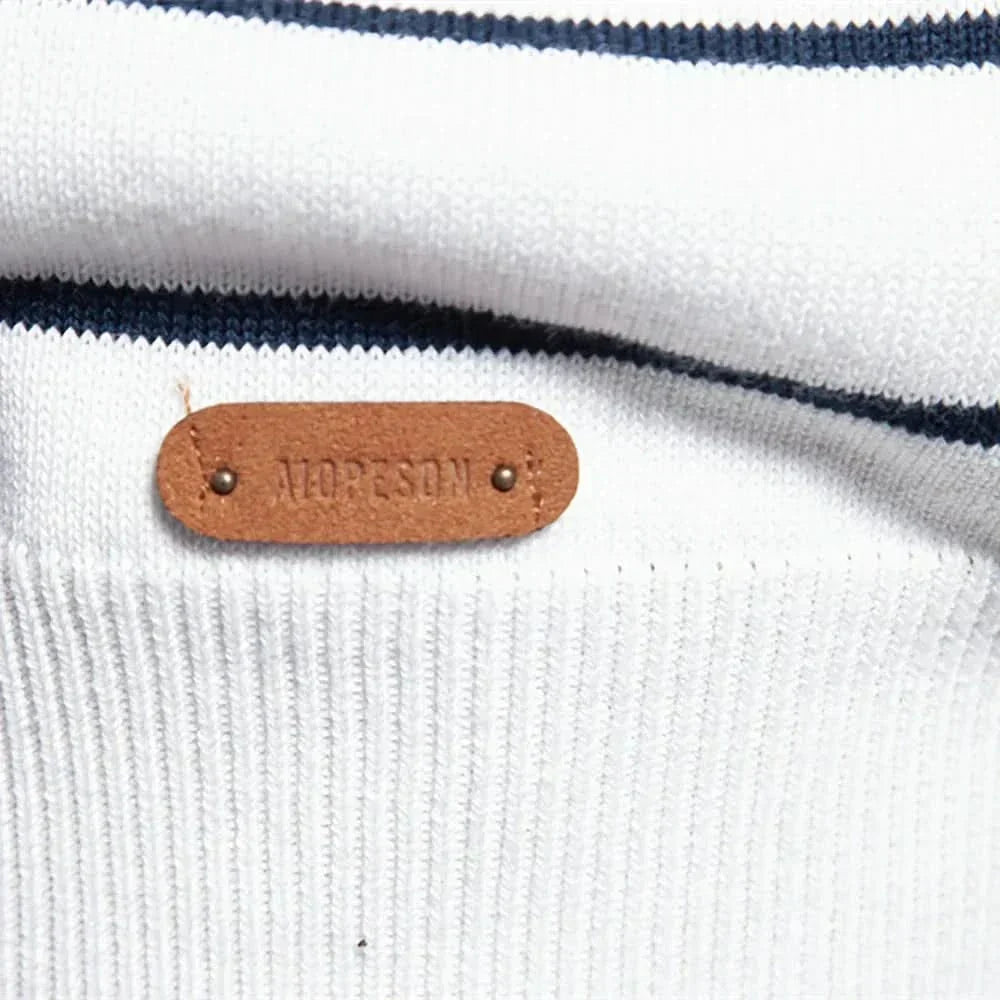 Detailansicht des Rundhalsausschnitts am Herrenpullover