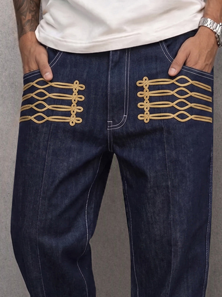 Nahaufnahme des goldfarbenen Details an der Hose im Denimlook