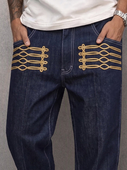 Nahaufnahme des goldfarbenen Details an der Hose im Denimlook