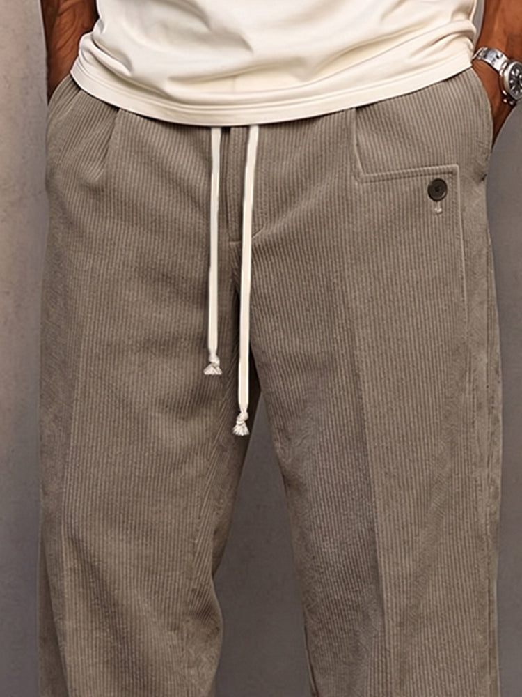 Detailaufnahme des Kordelzugs an der lässigen Cordhose