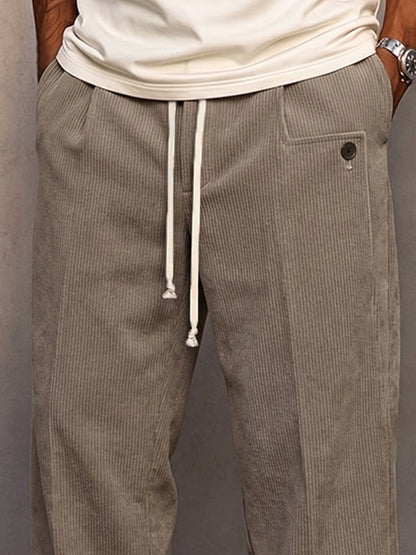Detailaufnahme des Kordelzugs an der lässigen Cordhose