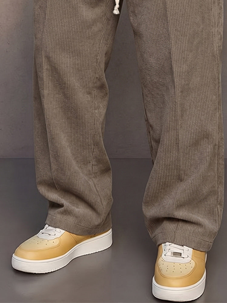 Gerade geschnittene Cordhose als vielseitige Freizeitkleidung