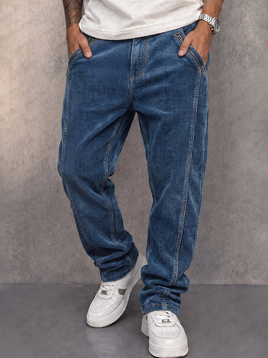 Gerade geschnittene Cordhose im Vintage-Stil in vollständiger Ansicht