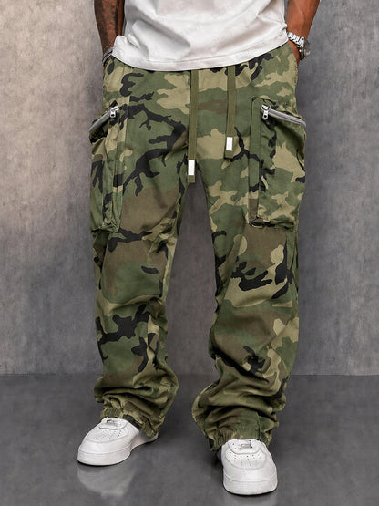 Cargo-Hose mit Camouflage-Print und Kordelbund in voller Ansicht