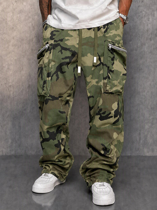 Cargo-Hose mit Camouflage-Print und Kordelbund in voller Ansicht