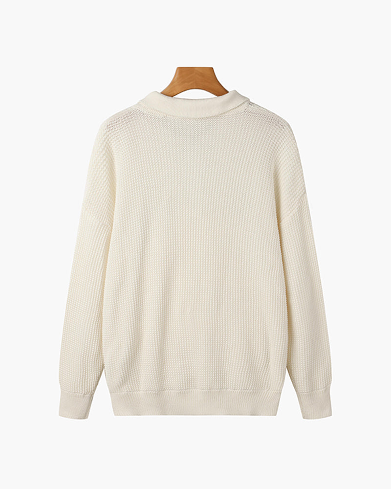 Detailaufnahme des Halbzip-Kragens am Herren Strickpullover