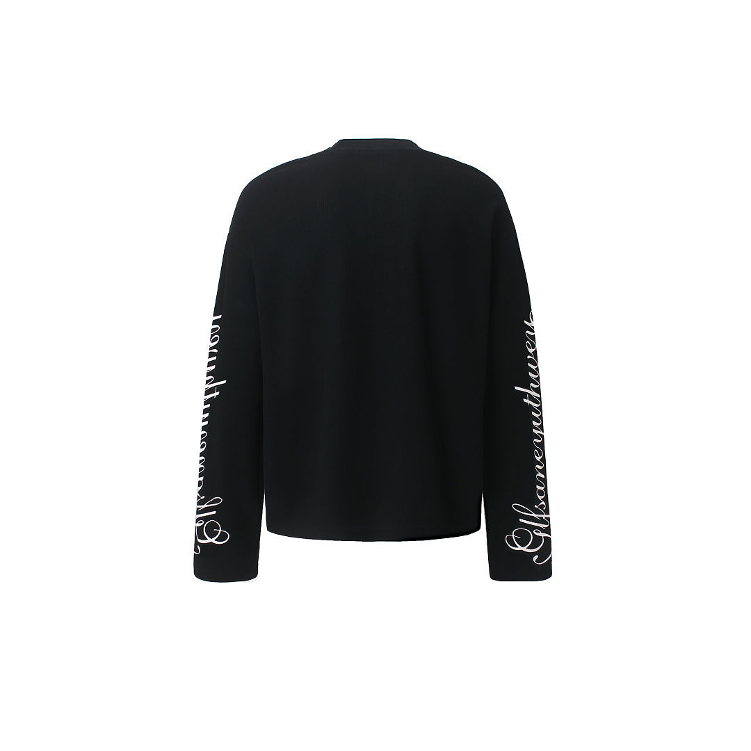 Detailansicht der Stickerei am Ärmel des Sweatshirts